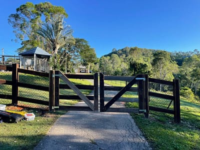 518182073_716904857868294_4821509015759236043_n custom hardwood gates